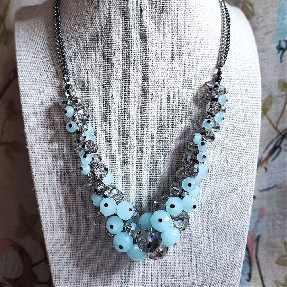 Vera Wang Cha Cha Seafoam Blue Light Smoke Faceted Crystal Gunmetal Necklace NWT
